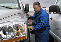 Mike überprüft Karosserie